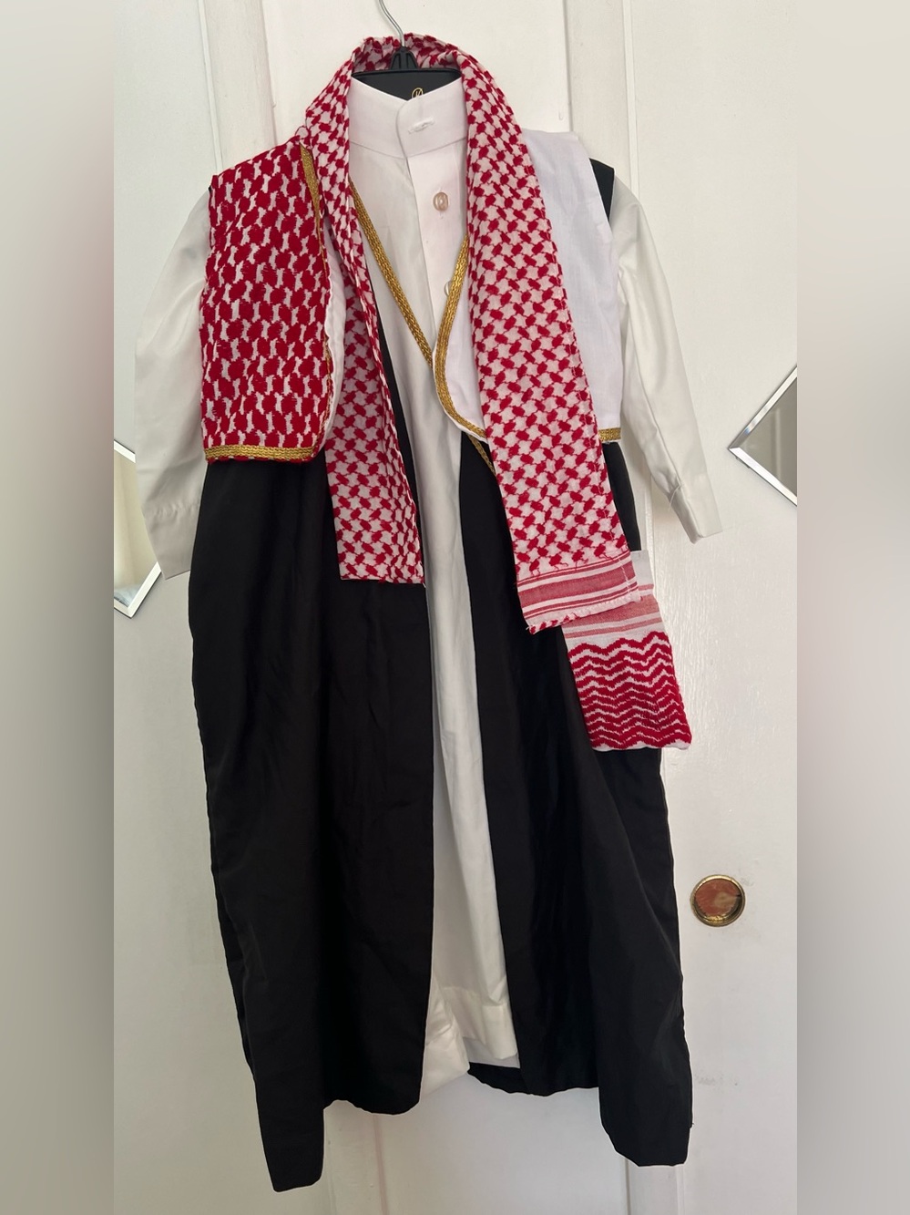 Traditional Red and White Keffiyeh shmagh,Thob&boys Bisht 30
طقم طفل خليجي